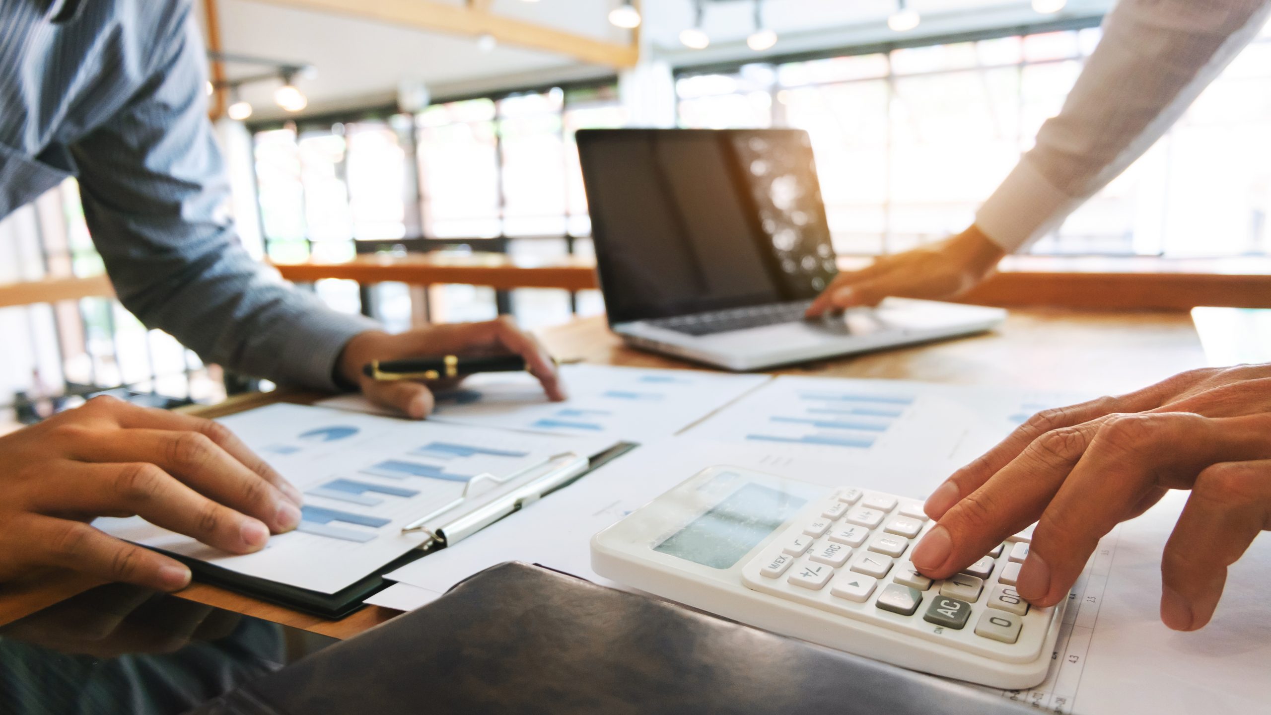 Analyse de données et calcul fiscal pour activité numérique