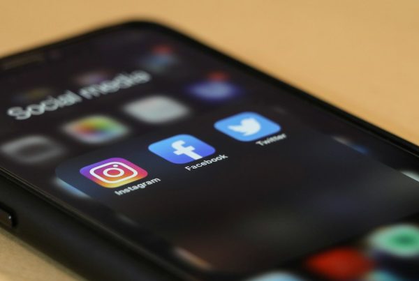 Design addictif DSA, réseaux sociaux et scroll infini